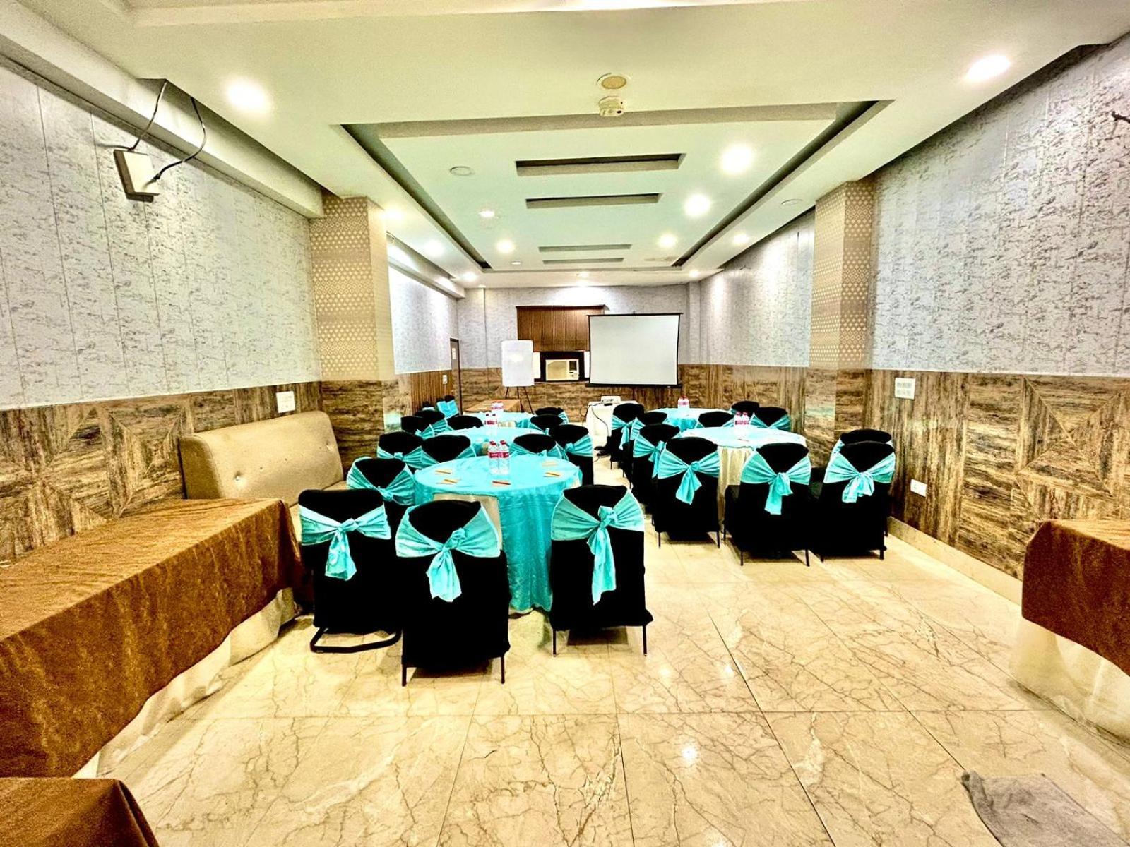 Hotel The Tomar Hospitality Nuova Delhi Esterno foto