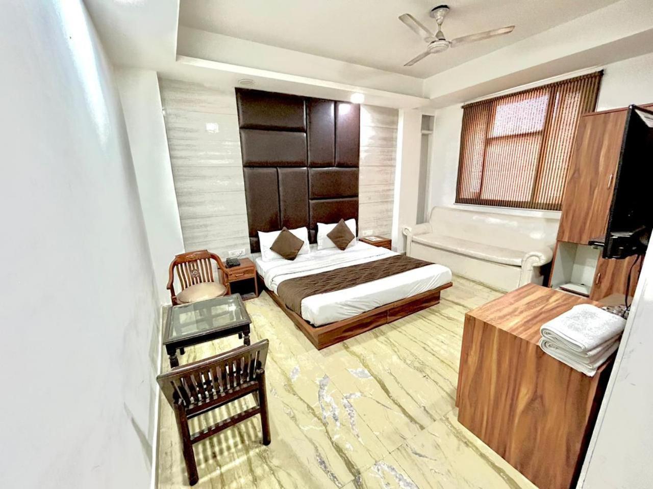 Hotel The Tomar Hospitality Nuova Delhi Esterno foto