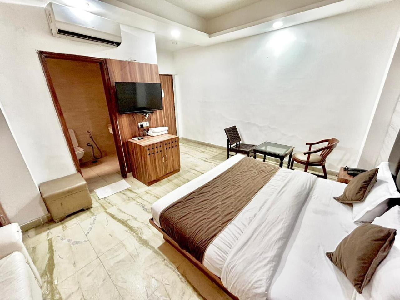 Hotel The Tomar Hospitality Nuova Delhi Esterno foto