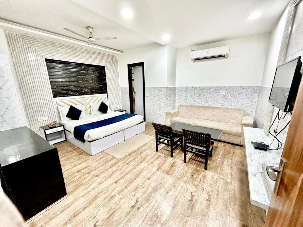 Hotel The Tomar Hospitality Nuova Delhi Esterno foto