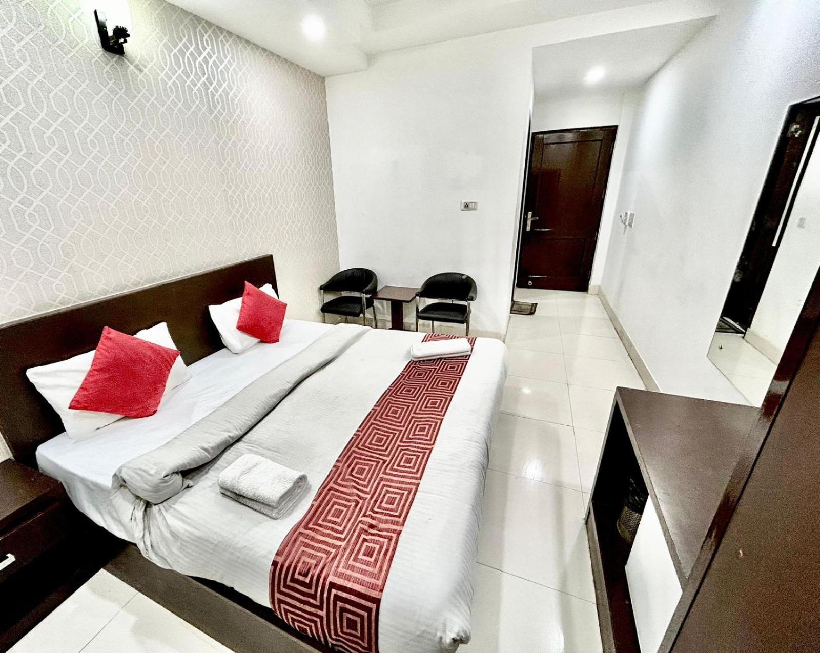 Hotel The Tomar Hospitality Nuova Delhi Esterno foto