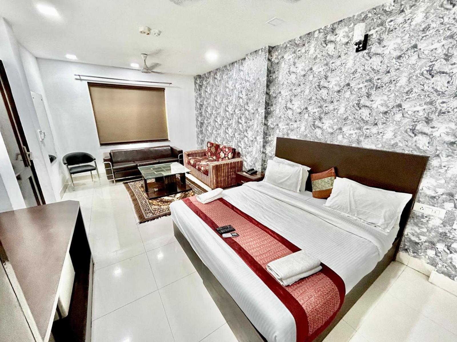Hotel The Tomar Hospitality Nuova Delhi Esterno foto