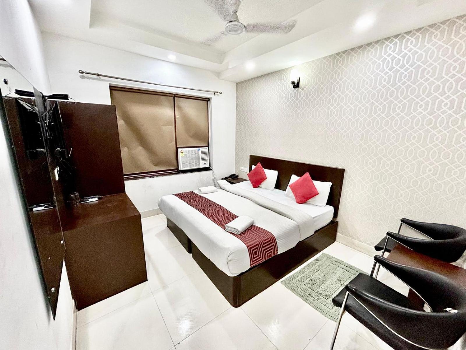 Hotel The Tomar Hospitality Nuova Delhi Esterno foto
