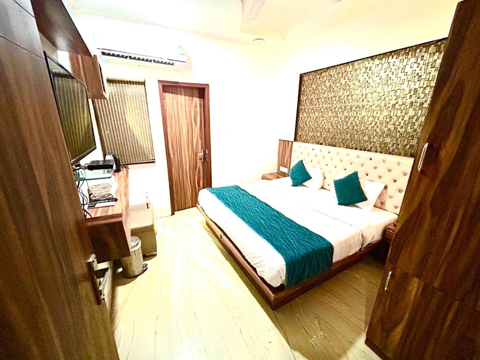 Hotel The Tomar Hospitality Nuova Delhi Esterno foto